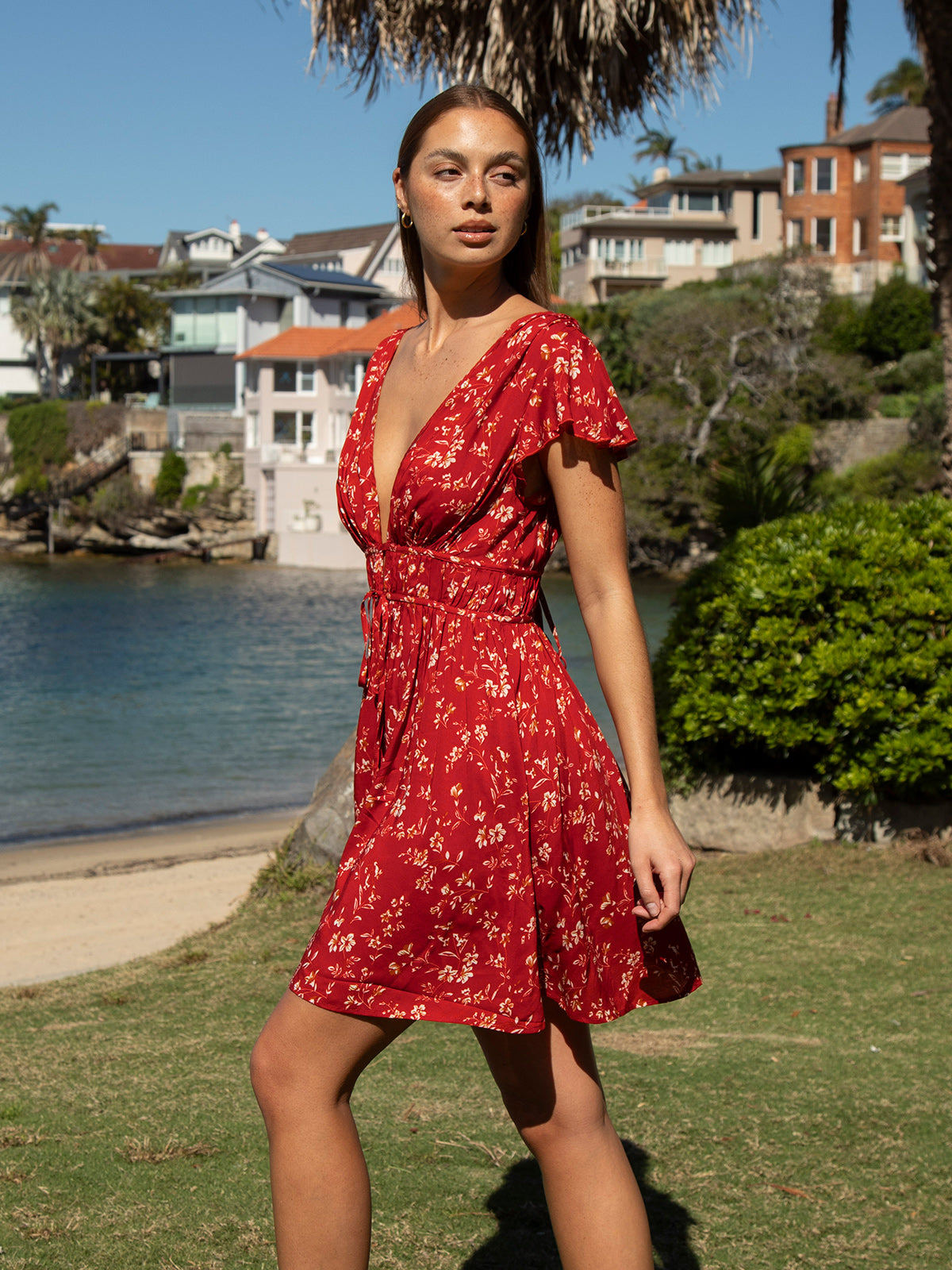 Vestido de Playa Rojo Floral con Cuello en V