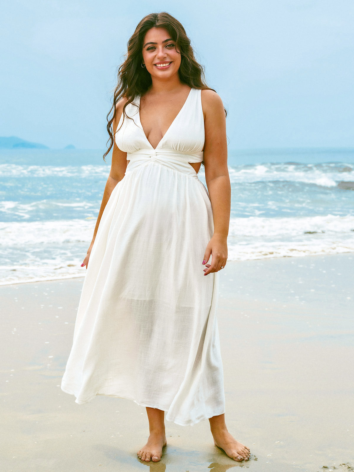 Vestido de Playa Blanco con Cuello en V y Pliegues
