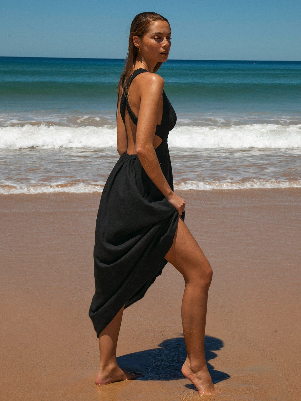 Vestido de playa negro con escote en V y plisado