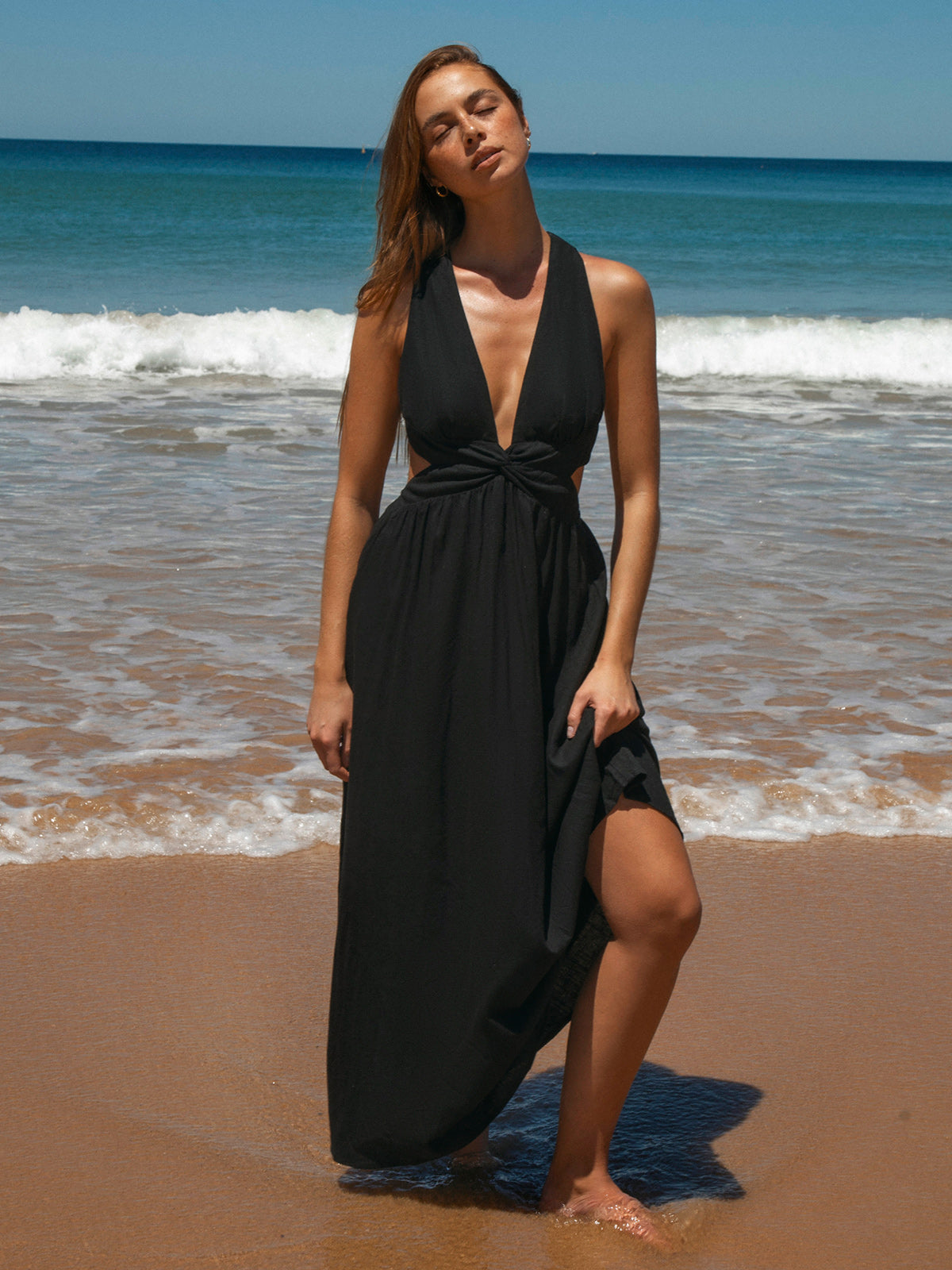 Vestido de playa negro con escote en V y plisado