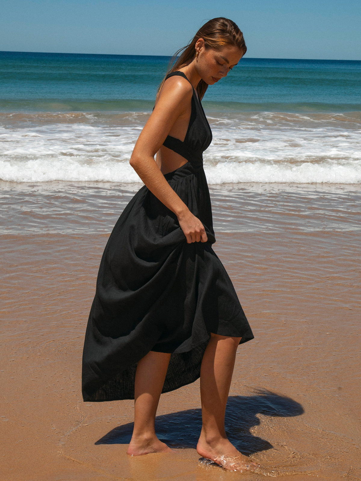 Vestido de playa negro con escote en V y plisado