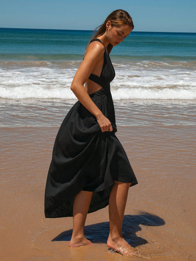 Vestido de playa negro con escote en V y plisado