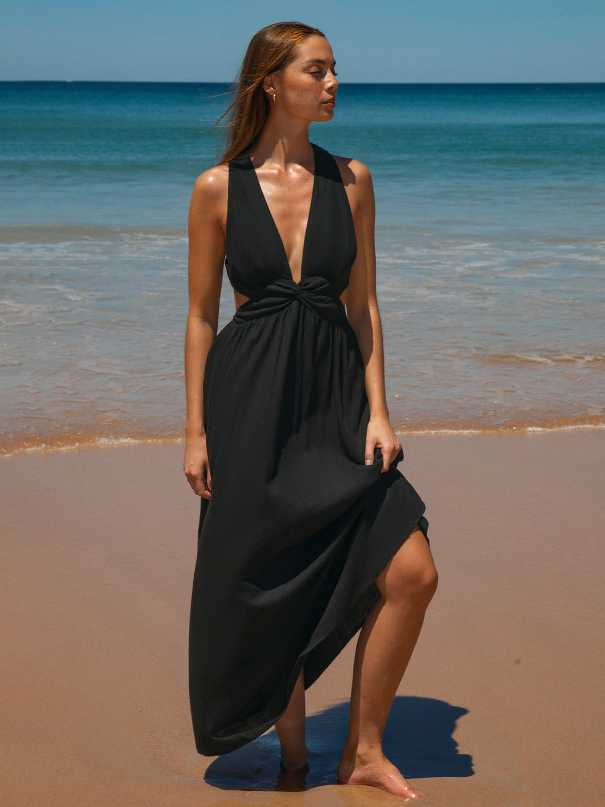 Vestido de playa negro con escote en V y plisado